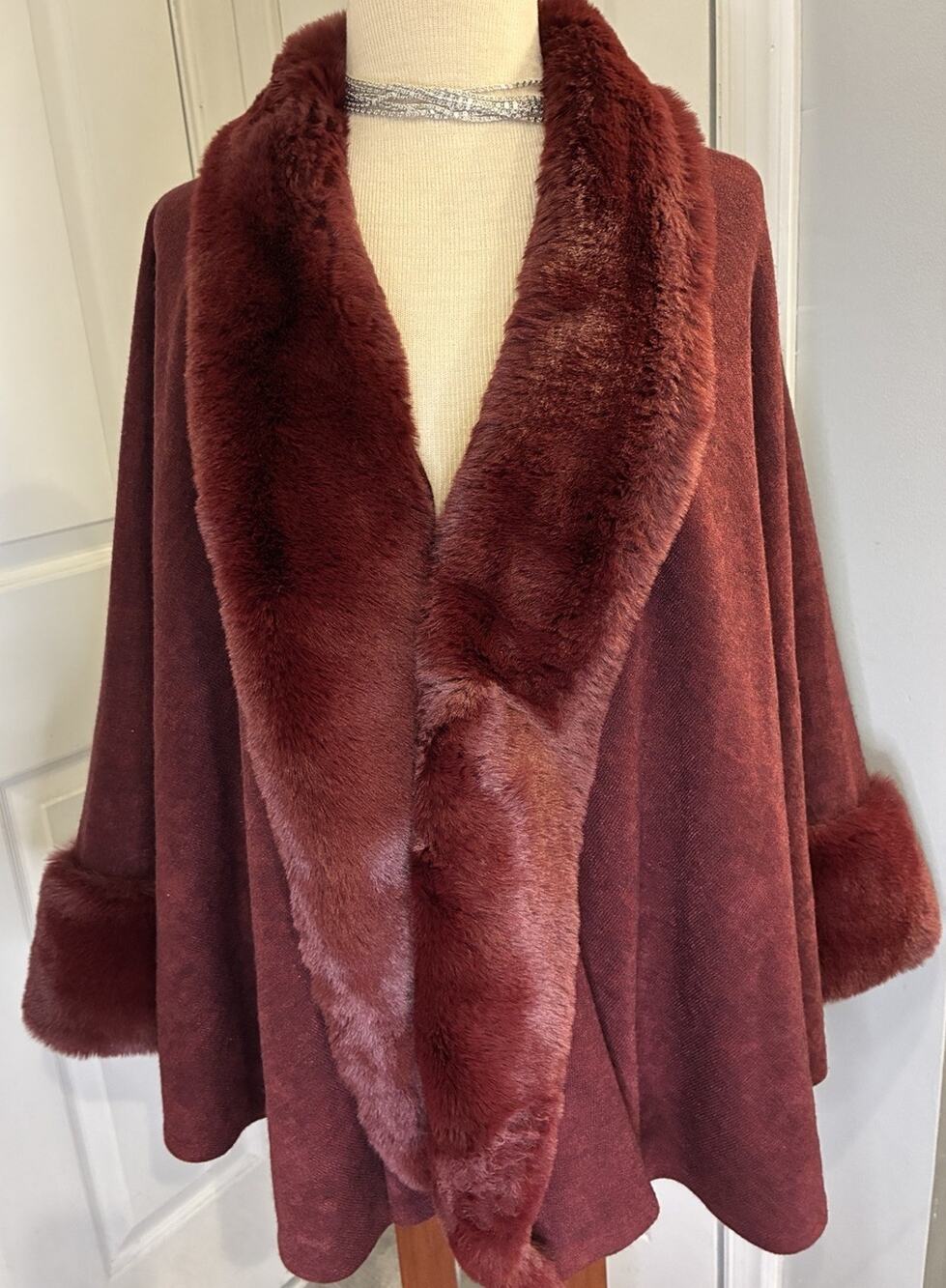 Heidi Daus Boudreaux Sweater Knit Topper Faux Fur Trim Cape Burgundy Wine XS/S